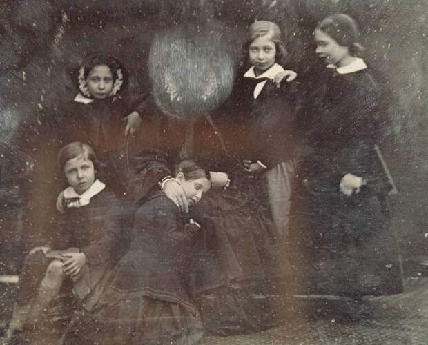 Королева Виктория с детьми, 1852 г. Королева лично стерла с фотокарточки своё лицо – ей не понравилось, как она получилась знаменитости, история, редкие кадры, фото