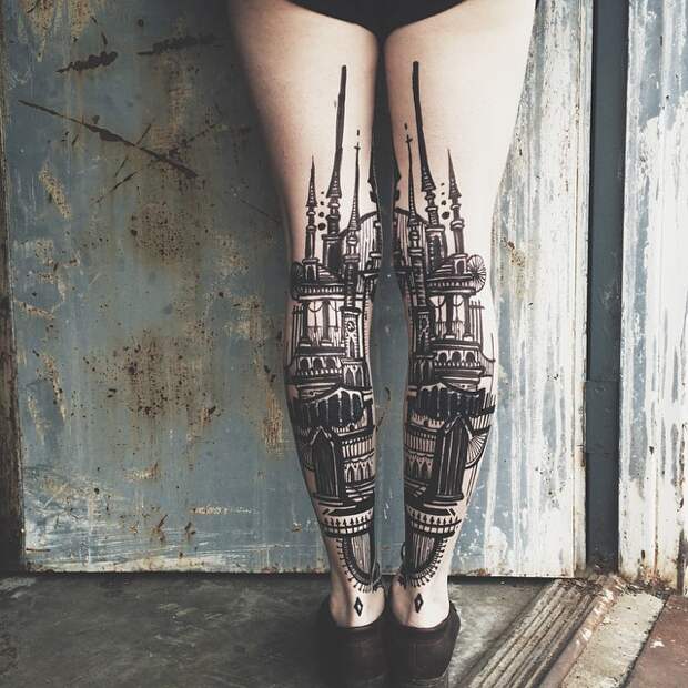 Татуировка с башнями в стиле барокко.