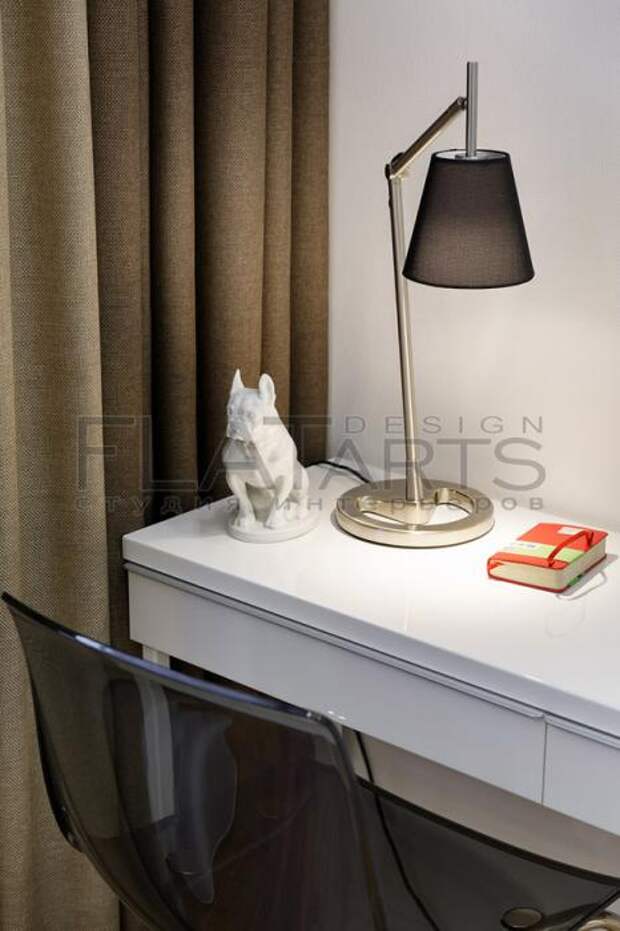 Белый письменный стол с настольной лампой, рабочее место в жилой комнате