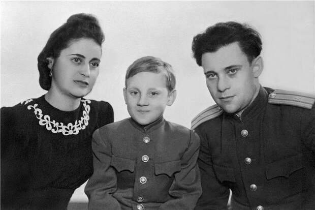 12. 10-летний Володя Высоцкий со своим отцом Семёном Владимировичем и мачехой Евгенией Степановной, 1948 год. 12. 10-летний Володя Высоцкий со своим отцом Семёном Владимировичем и мачехой Евгенией Степановной, 1948 год. интересное, исторические фото, история, фото