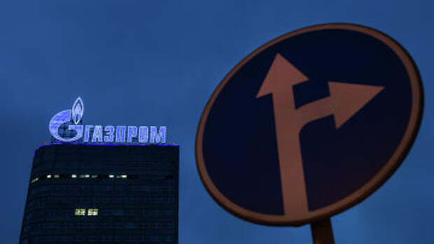 Логотип компании Газпром на административном здании в Москве. Архивное фото