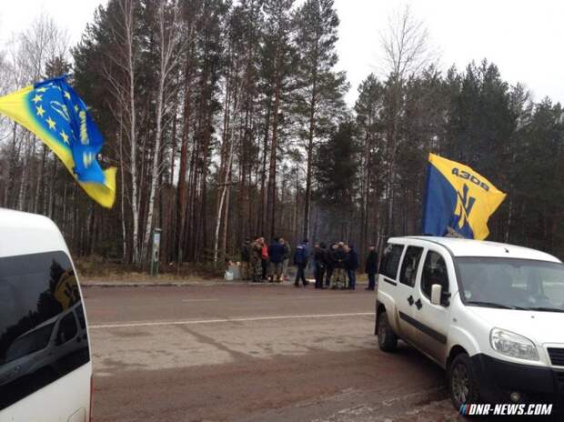 Украинские националисты унижают российских дальнобойщиков: перекрасили георгиевскую ленту на фуре в сине-желтый цвет Украинские националисты унижают российских дальнобойщиков: перекрасили георгиевскую ленту на фуре в сине-желтый цвет