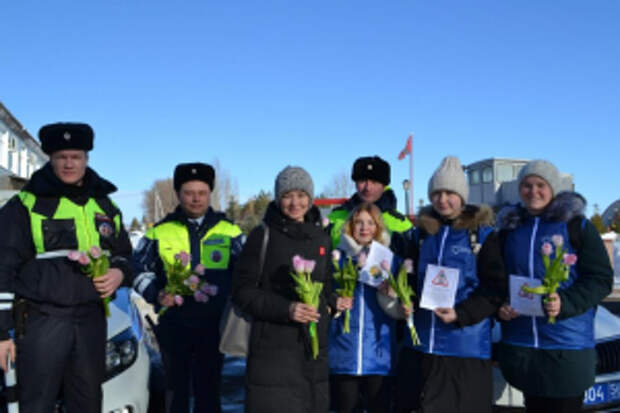 Сотрудники Госавтоинспекции Оренбургской области совместно с волонтерами и общественниками поздравили автоледи с наступающим Международным женским днем