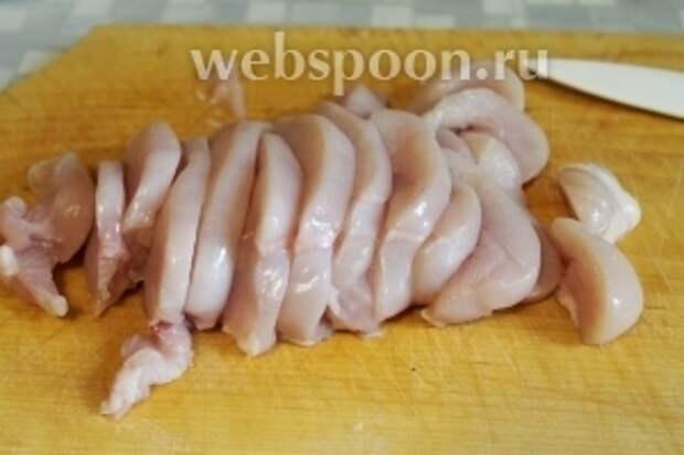 Куриное мясо нарезать поперёк волокон на полоски.