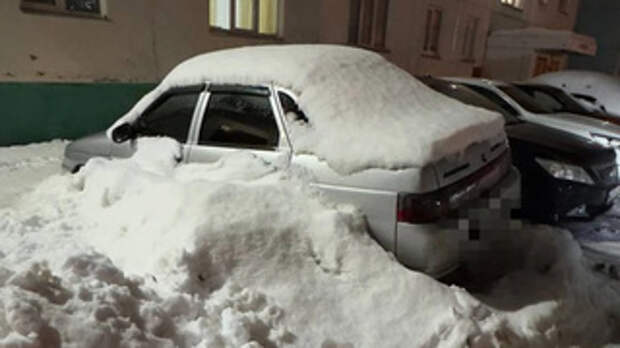 Заваленный снегом автомобиль / Фото: