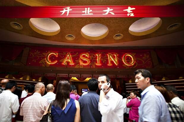 Крупную кражу в Resorts World Sentosa совершили крупье игорного заведения, обокрав казино на $100 тыс. Крупье переплачивал своим сообщникам по $100 каждый раз, когда те обменивали свои фишки по $500 и $1000 на фишки меньшего достоинства 
