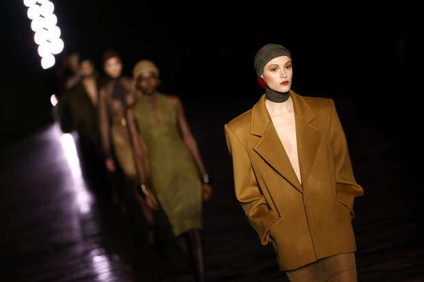 Показ женской коллекции Saint Laurent Осень/Зима 2024-2025 на Парижской неделе моды, 27 февраля 2024 года