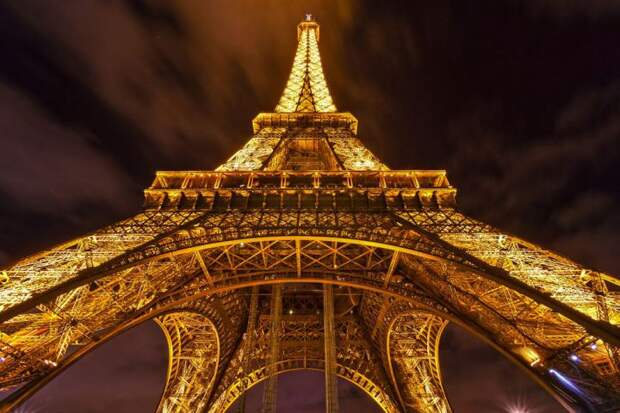 Сделайте снимок ночной Эйфелевой башни в Париже.