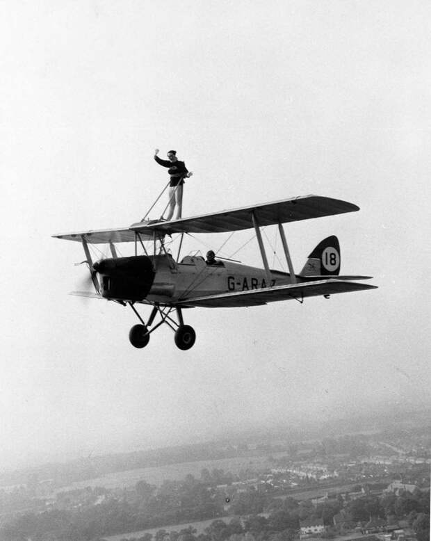 Декабрь 1962 года. Хуанита Джовер наверху биплана Tiger Moth своего бойфренда Льюиса Бенджамина.
