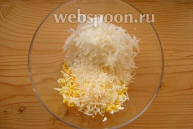 Смешиваем дайкон, сыр и яйца.