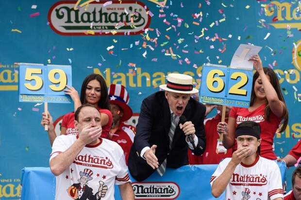 Matt Stonie - победитель конкурса по скоростному поеданию хот-догов в 2016 году. | Фото: heavy.com.