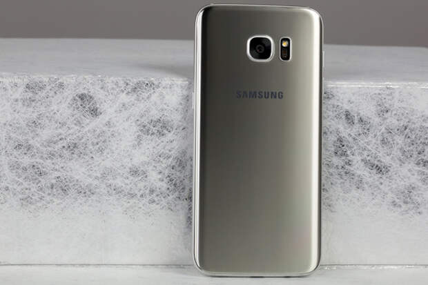 Samsung Galaxy S7 edge вертикально