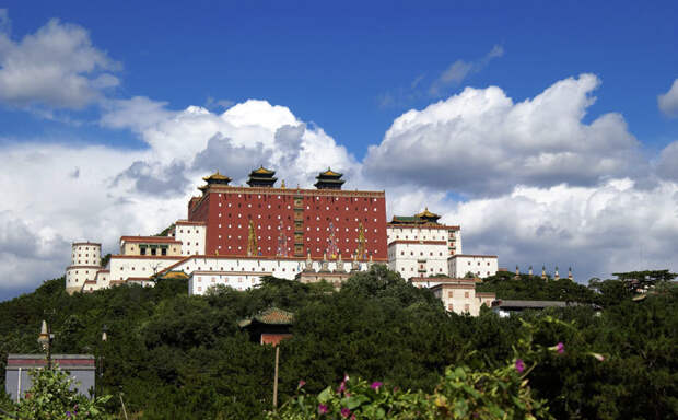 Путоцзунчэн: зачем для китайского императора построили копию тибетского дворца Потала