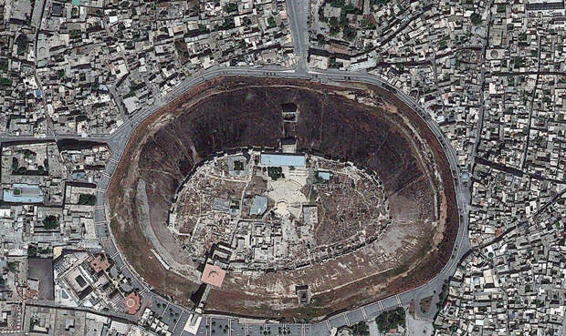 Сирия. Цитадель Алеппо — средневековый укрепленный дворец.