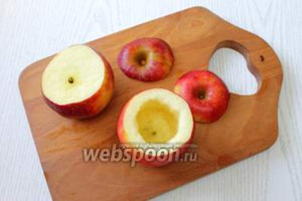 У яблок срезаем верхушки и аккуратно достаём сердцевину и мякоть, оставляя стенки, толщиной 0,5-0,7 мм.