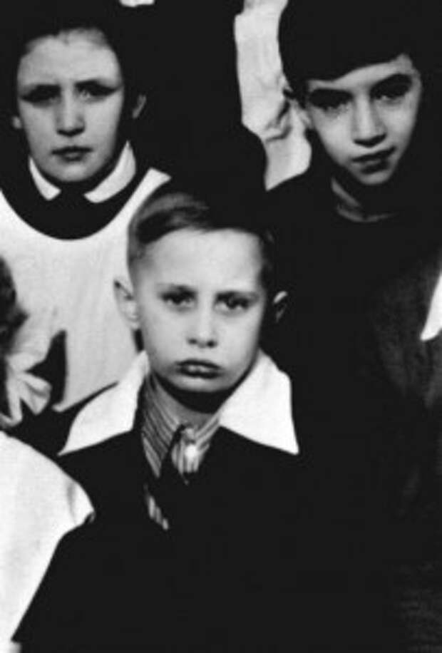 ФРАГМЕНТ ФОТО КЛАССА ВЛАДИМИРА ПУТИНА В ШКОЛЕ В ЛЕНИНГРАДЕ, ОКОЛО 1960 ГОДА ФРАГМЕНТ ФОТО КЛАССА ВЛАДИМИРА ПУТИНА В ШКОЛЕ В ЛЕНИНГРАДЕ, ОКОЛО 1960 ГОДА