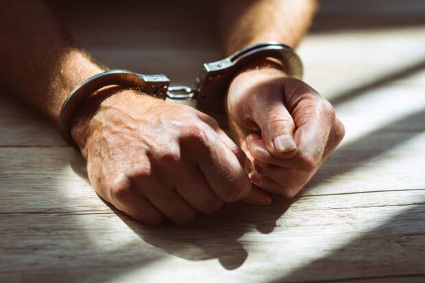 Работающий рекламным агентом молодой россиянин попал под следствие