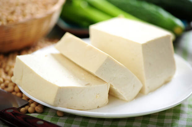 Тофу - популярный вегетарианский продукт.