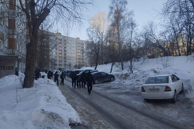 Новосибирец взял семью в заложники в доме на улице Курчатова