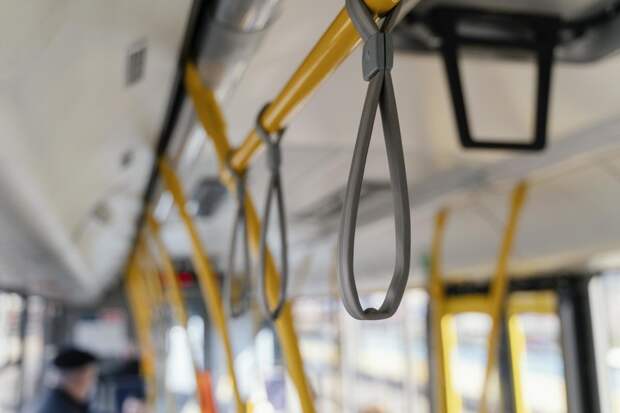 В Петербурге в автобусе мужчина приставал к 13-летней девочке