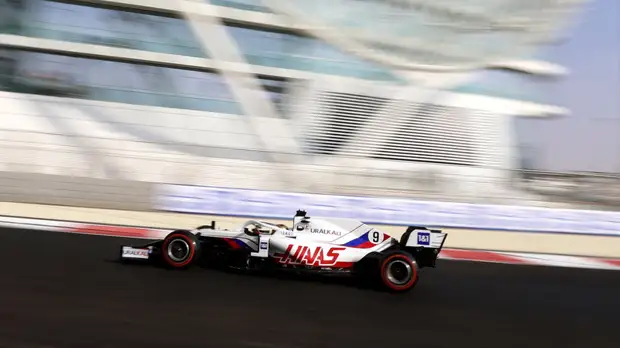 Мазепин заболел коронавирусом, пилот пропустит Гран-при Абу-Даби