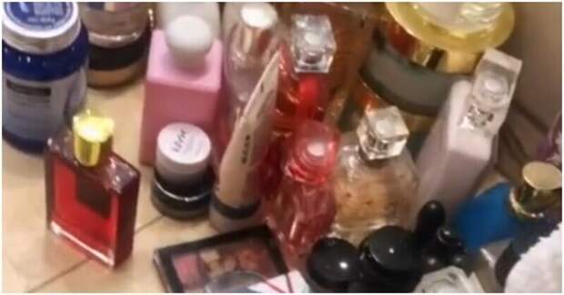 Девушка попросила своего мужчину забрать из дома её косметику