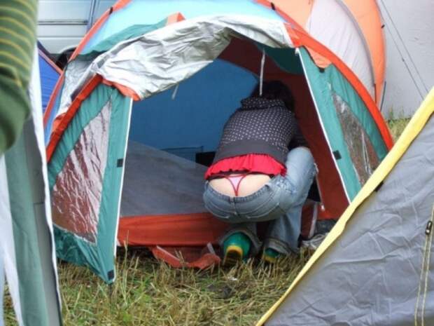 За джинсами с низкой талией трусов не удержать За джинсами с низкой талией трусов не удержать