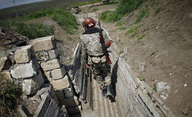 Армянский солдат в окопе в Нагорном Карабахе