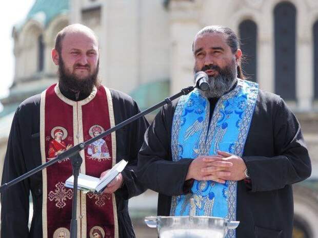 В канун Святой Троицы, весь православный мир поминает усопших своих близких людей. В Болгарии это день называют «задушница», и свято чтут в большинстве семей.-2