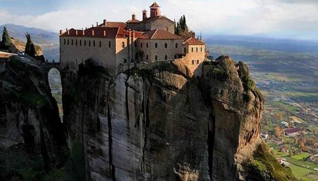 Монастырь Святого Стефана основан в XIV веке (Метеоры, Греция).