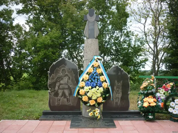 Памятник погибшим героям-пограничникам и служебным собакам./Фото: mtdata.ru