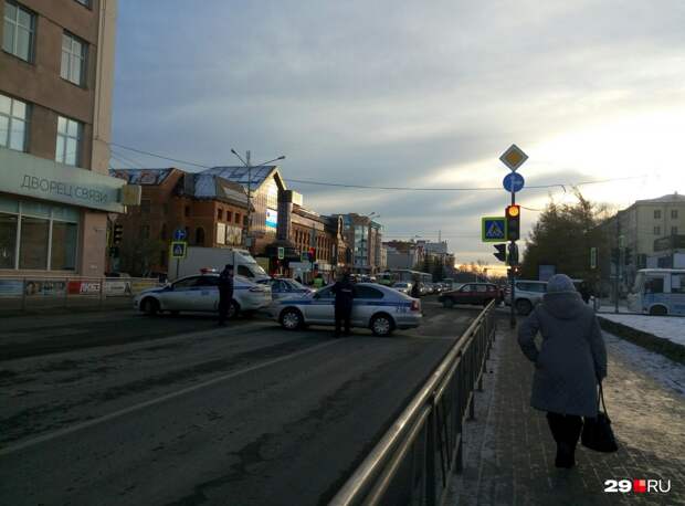 Взрыв у здания ФСБ в Архангельске: полиция перекрыла Троицкий проспект и проверяет прохожих