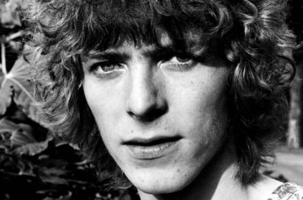 Выпустив в первые годы своей деятельности альбом David Bowie и несколько синглов, Дэвид Боуи тем не менее стал известен широкой публике лишь осенью 1969 года, когда его песня «Space Oddity» достигла первой пятёрки в британском хит-параде.