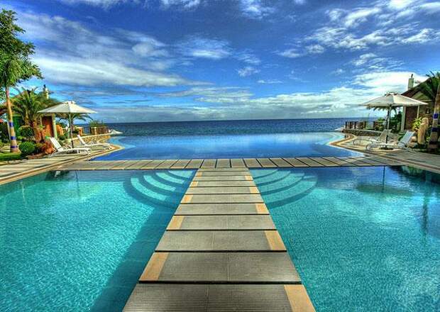 Курорт Acuatico Beach (Филиппины) бесконечный бассейн