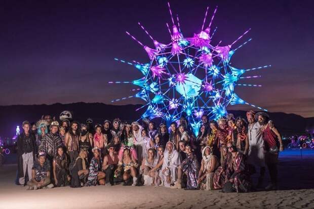 Фестиваль Burning Man прекрасный повод для проведения оригинальной свадьбы