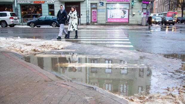 Город превращается в болото: в Петербурге начали таять метровые сугробы