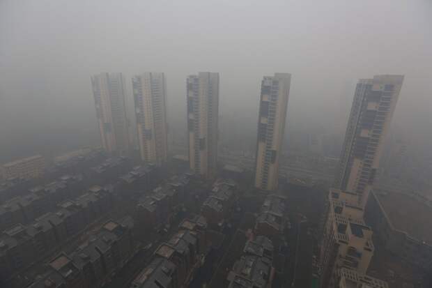 Жилые здания, окутанные смогом в городе Шэньян загрезнение, китай, природа
