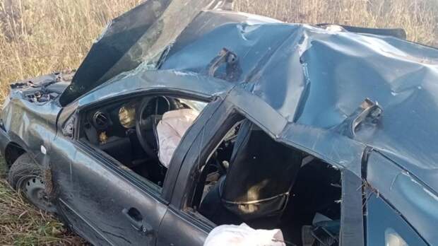 Пожилой водитель погиб при опрокидывании автомобиля в Удмуртии