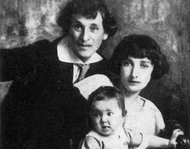 Марк и Белла Шагал с дочерью Идой, 1924