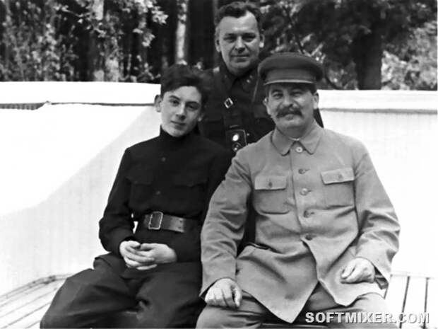 798px-Василий_Сталин,_Николай_Власик,_Иосиф_Сталин,_1935_год