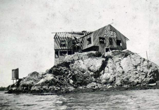 Строительство дома на скале посреди океана началось в 1906 году (Clingstone House, залив Наррагансетт). | Фото: telegraf.com.ua.