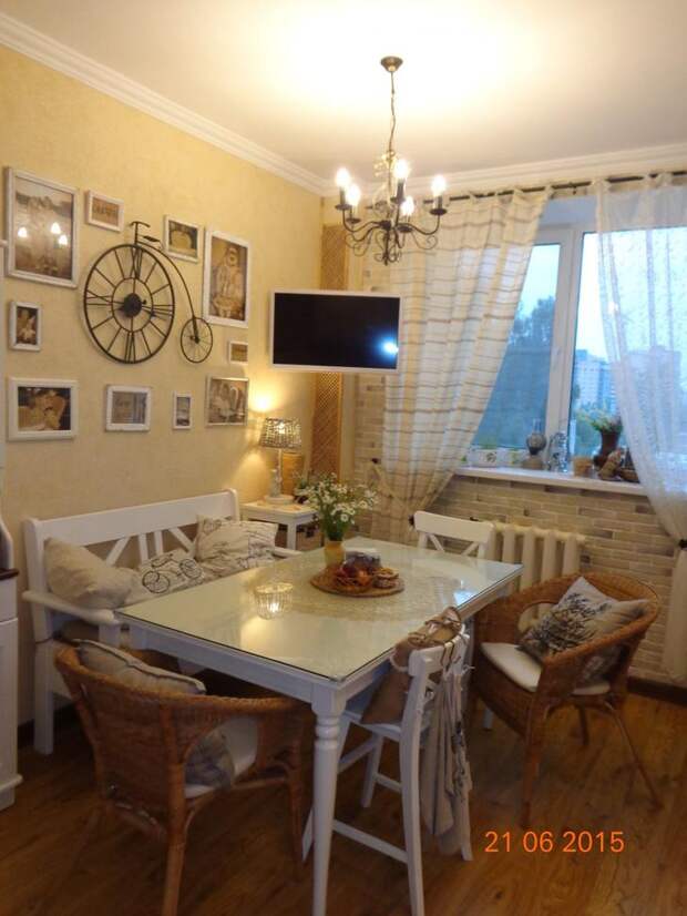 Светлая уютная кухня, белый обеденный стол