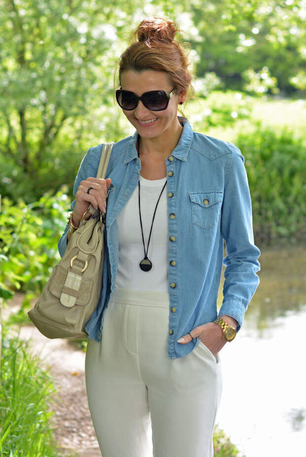 All white with chambray shirt, coral brogues #spring #style