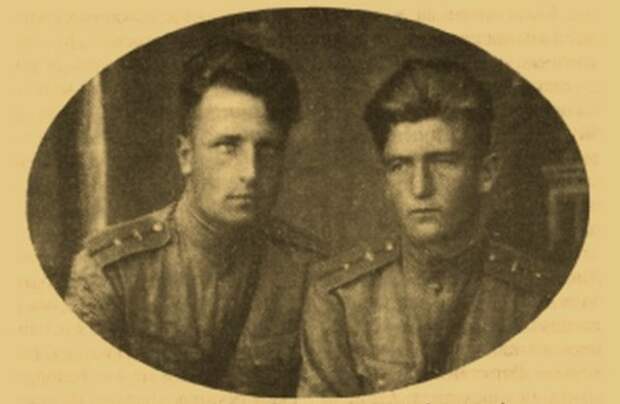 А.Машников и С. Крамаренко (справа), 523-й истребительный авиационный полк, 1943 г.   