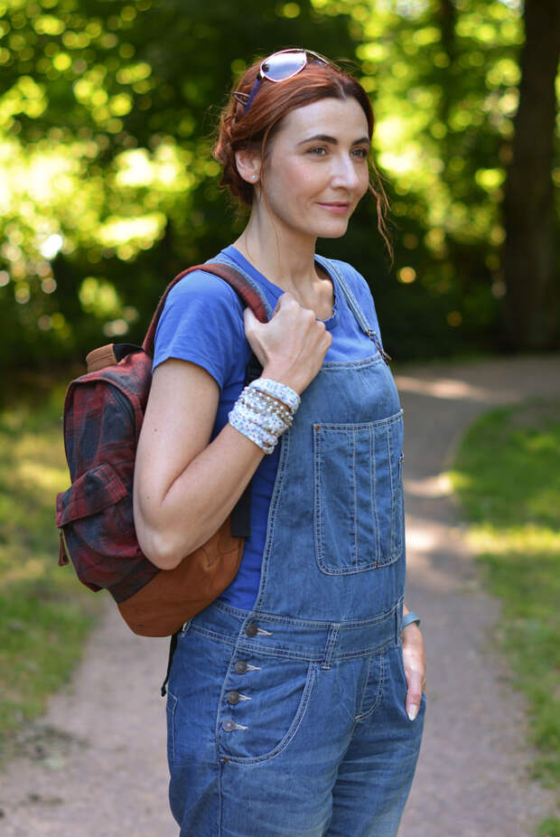 Blue t-shirt, denim dungarees (overalls), backpack