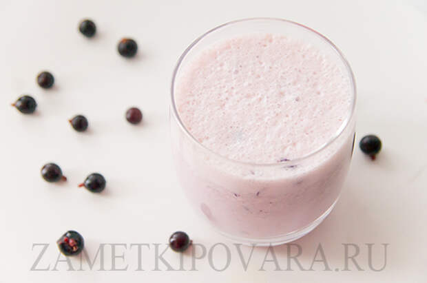 Молочный смузи с клубникой, черной смородиной и бананом