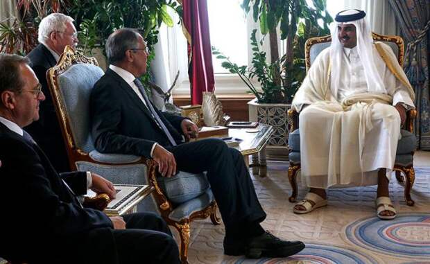 Министр иностранных дел России Сергей Лавров (второй слева) и эмир Государства Катар Тамим бен Хамад Аль Тани (справа) во время встречи