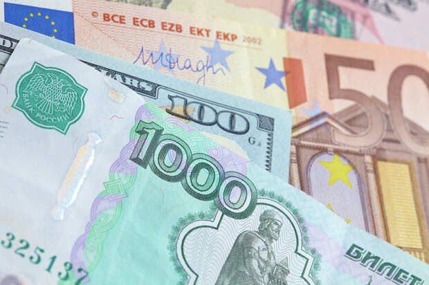 Рубль в начале дня растет на 6 копеек к доллару и на 14 копеек к евро