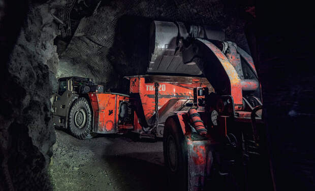 Погрузка руды с транспортера на шахтный самосвал