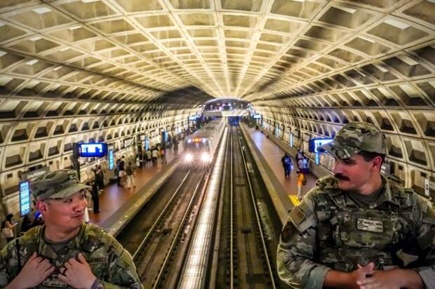 На фото: поезд проезжает мимо станции метро «Гэллери Плейс — Чайнатаун», патрулируемой бойцами Национальной гвардии округа Колумбия, Вашингтон.